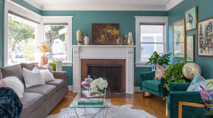 Green-Hour Un salón lleno de muebles y una chimenea