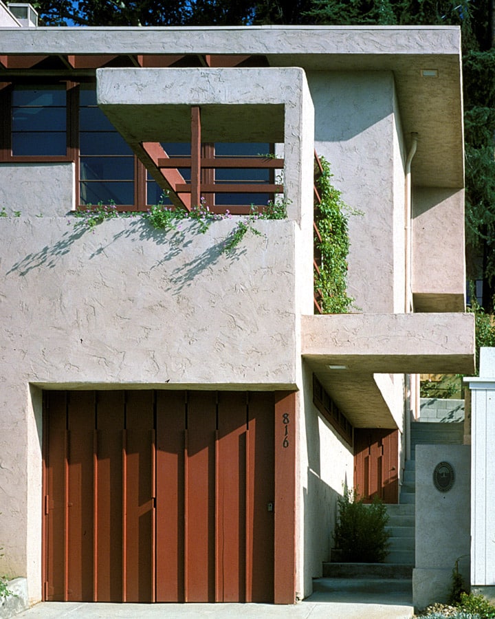Grokowsky_ext1 A bench in front of a house