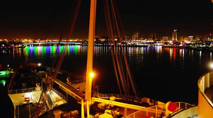 Harbor-at-night Un barco que se lit por la noche