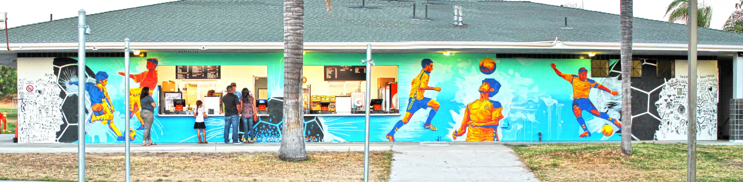 HummelMuralFinished2 Una persona delante de un edificio