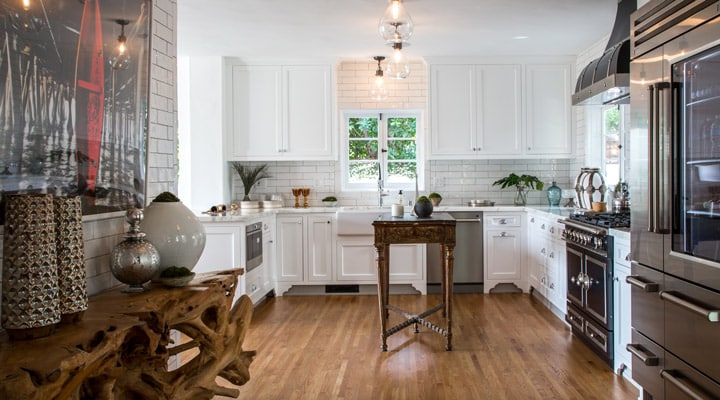 Una cocina con suelo de madera