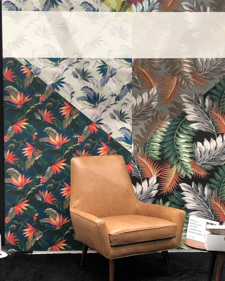 Un salón lleno de muebles y decoración