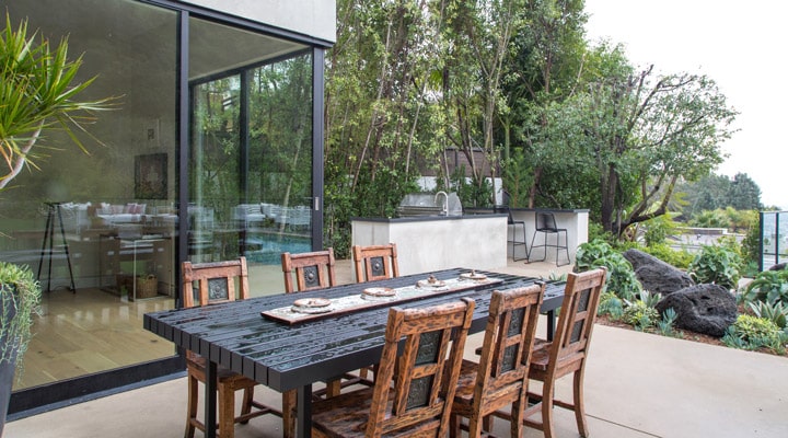 Una mesa de comedor de madera