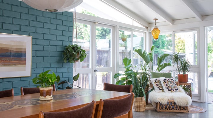 Una mesa de comedor frente a una ventana