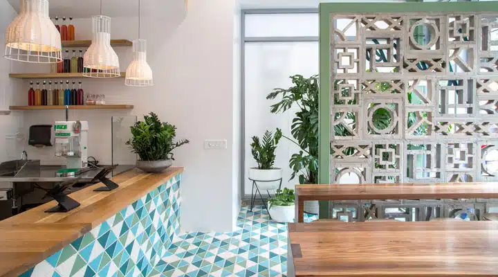 IMG_0227 Una mesa de comedor frente a una ventana