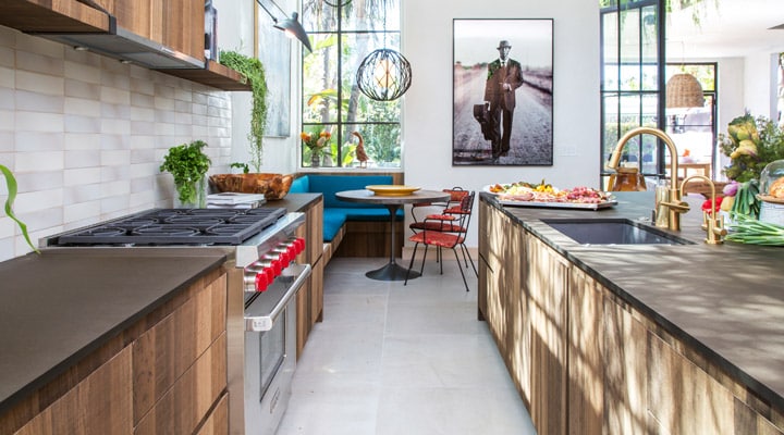 Una cocina con una mesa frente a una ventana