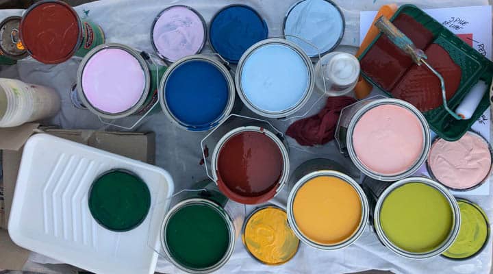 Un montón de comida sobre una mesa