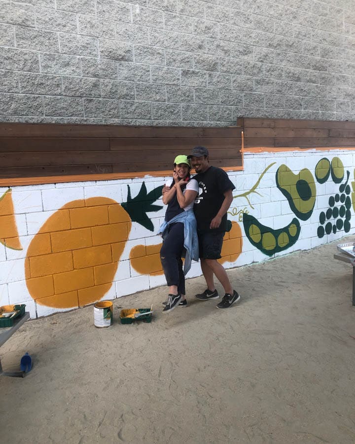 Un hombre haciendo un truco en una tabla de skate en un parque de skate