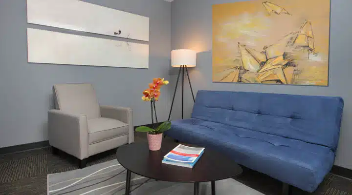 IMG_1150-720x400 A living room filled with furniture and a lamp