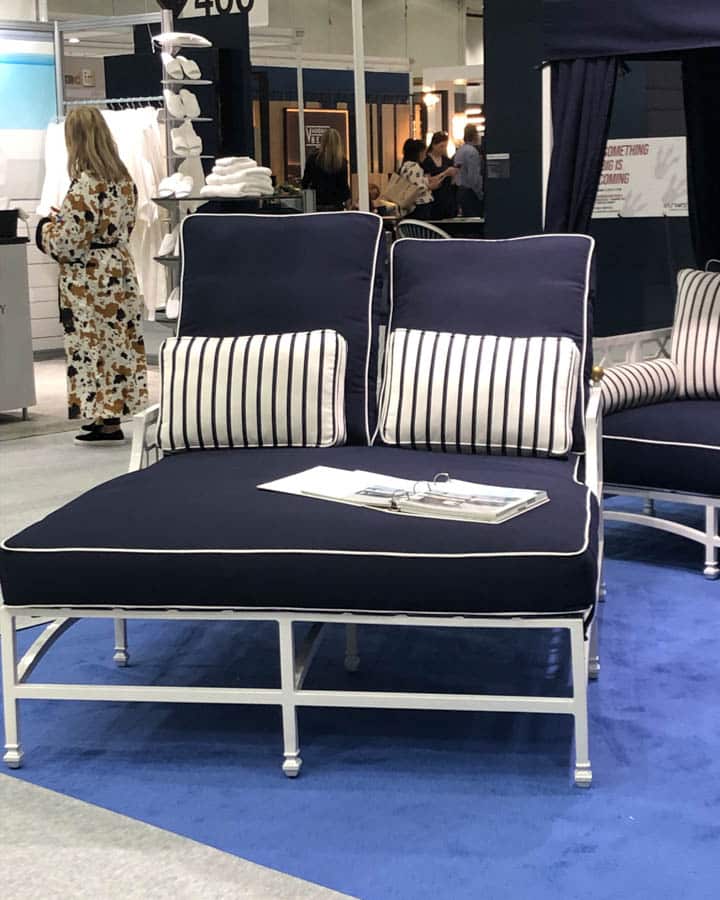 Un salón lleno de muebles y una mesa
