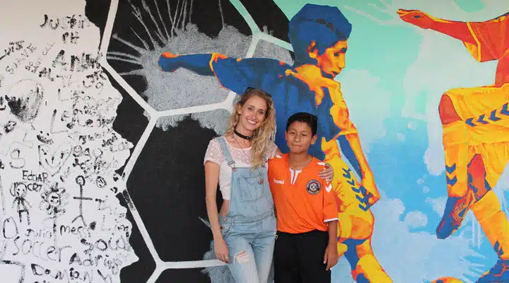 IMG_3161 Una persona sostiene una cometa de colores