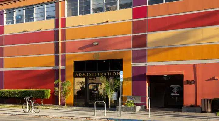 IMG_3648-720x400 Un autobús que se encuentra en el lateral de un edificio