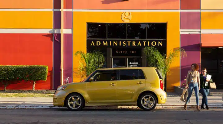 IMG_3670-720x400 Una persona cruza la calle delante de un edificio