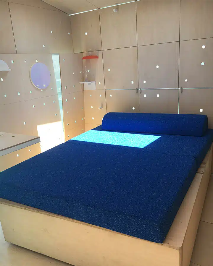 IMG_4100-720x900 A bedroom with a blue background