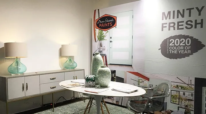 IMG_4253-720x400 A desk with a computer on a table