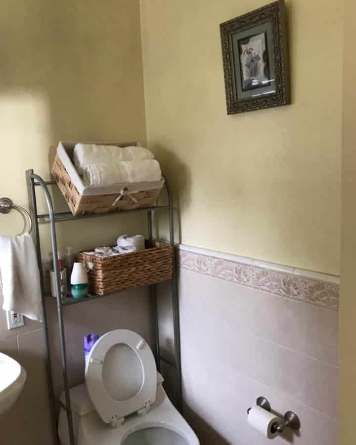 Un aseo con lavabo y espejo