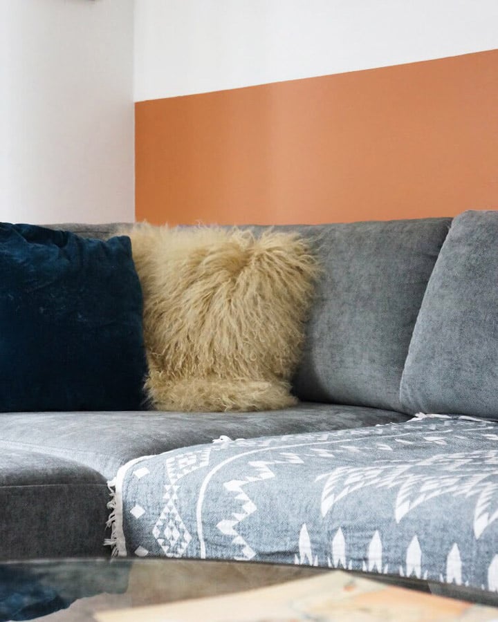 Un gato durmiendo en un sofá