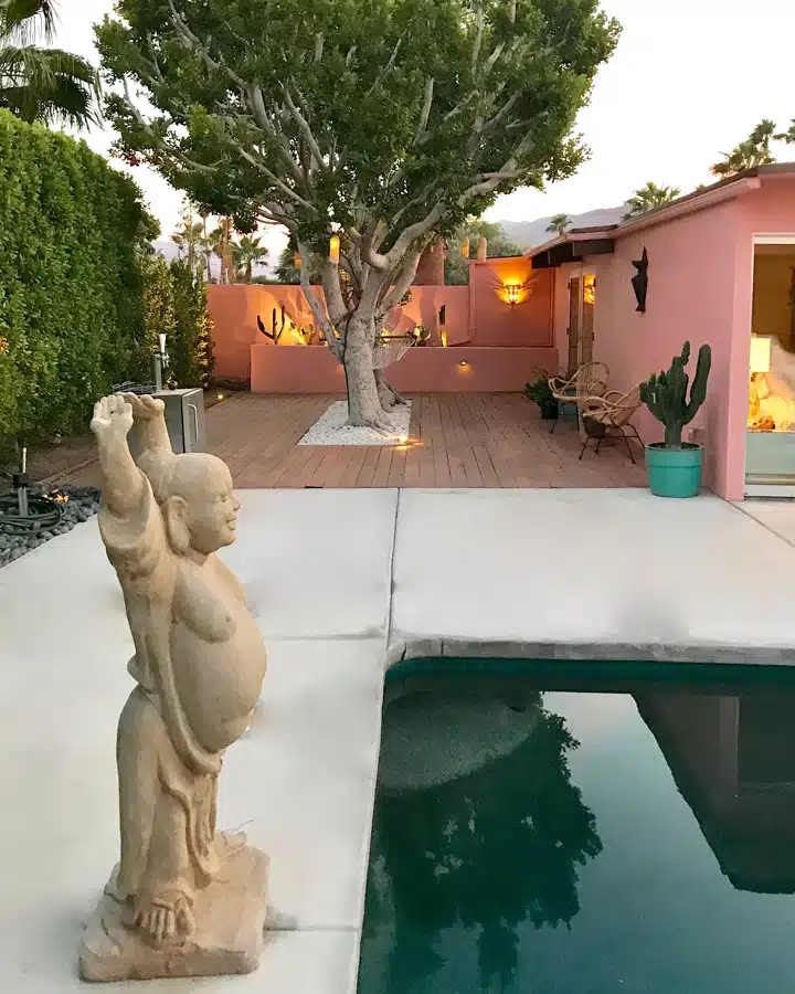 IMG_9864-_1_ A statue of a bear in a zoo exhibit