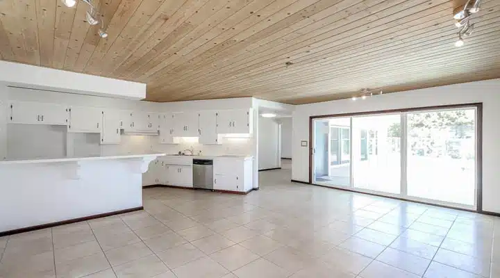 ISu4jyw6rl5t6t0000000000-720x400 A kitchen with a wood floor