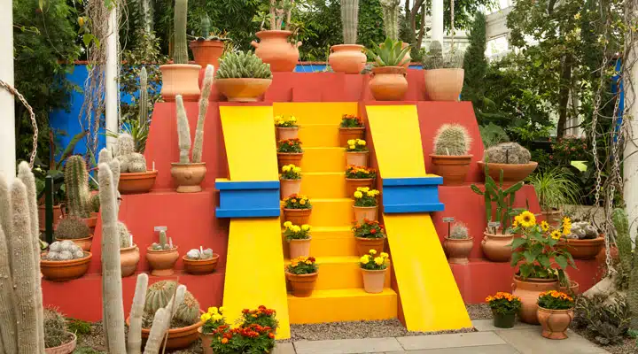 IVO_7698 Un jarrón de flores sobre una mesa