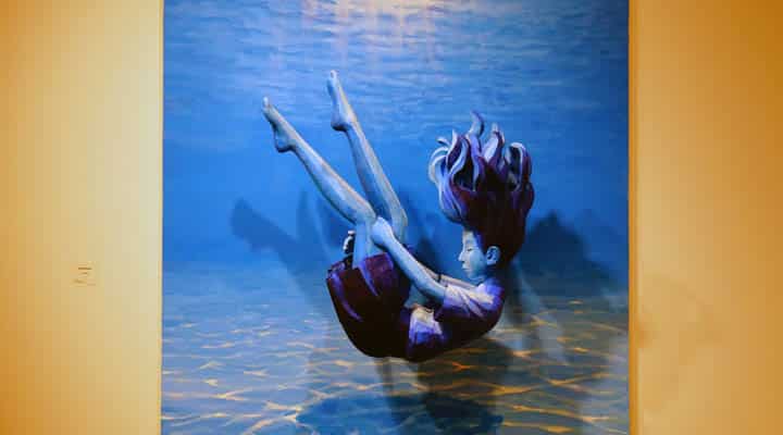 Una persona que nada en el agua