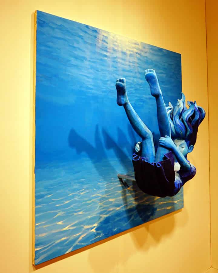 Una estatua de una persona en una piscina