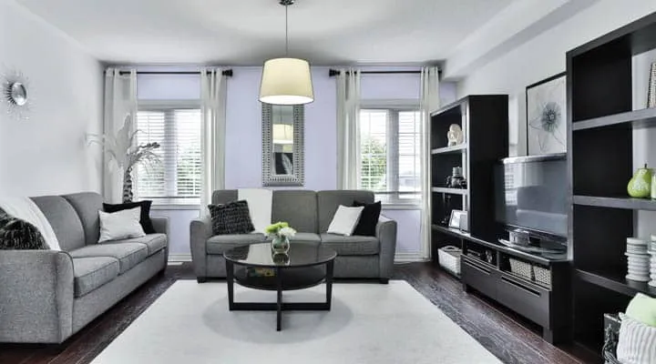 Jan-Jun 2021 Color of the Month Images Un salón lleno de muebles y un gran ventanal