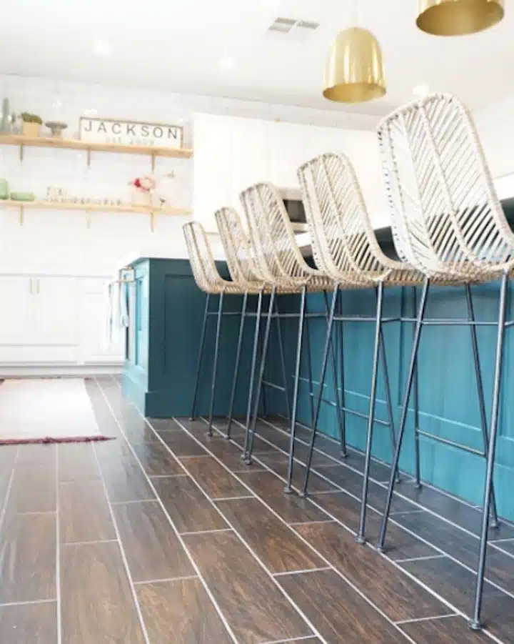 Jaxnblvd-Royal-Palm A kitchen with a blue chair