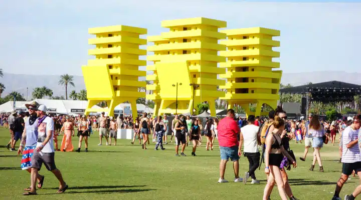 Katrina-1 Un grupo de personas jugando al frisbee