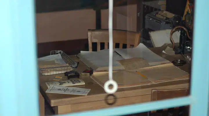 Kelso_Depot_-_Telegraph_office-720x400 A wooden table