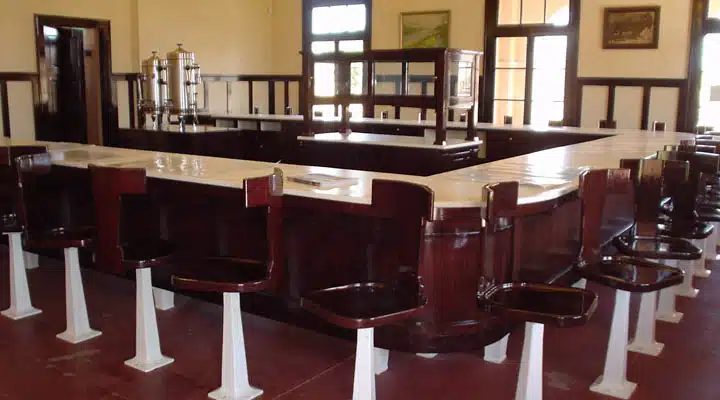 Kelso_depot_restaurant-720x400 A dining room table