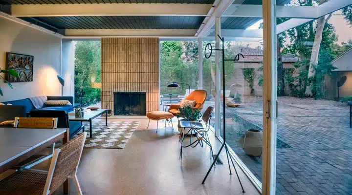 Killingsworth-Seeley-1 Una mesa de comedor frente a una ventana