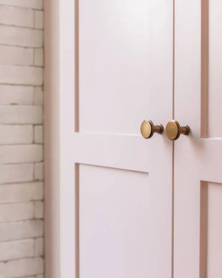 Kitchen_Reveal__full_size_-37-720x900 Primer plano de una puerta