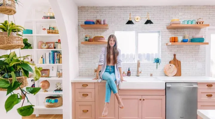 Kitchen_Reveal__full_size_-3_Blog7-720x400 Una cocina con fregadero y frigorífico