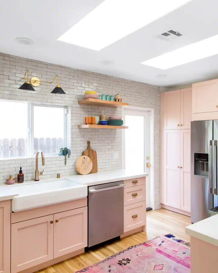 Kitchen_Reveal__full_size_-4-720x900 Una cocina con fregadero y frigorífico