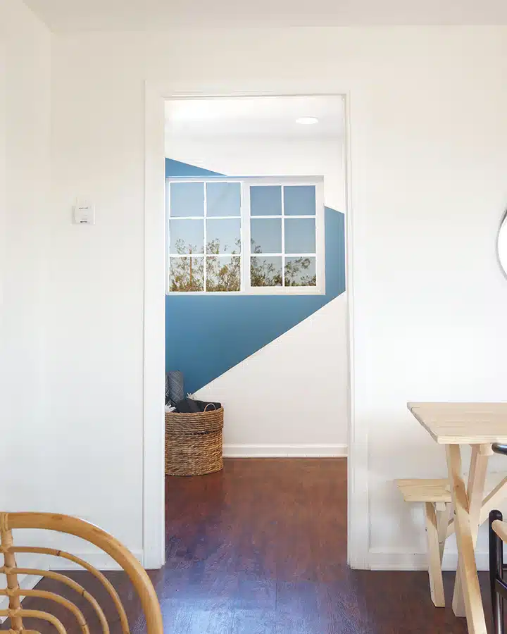 LekkerHouse19 A living room filled with furniture and a large window