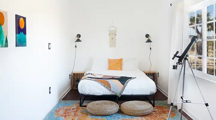 LekkerHouse32 A bedroom with a bed in a room