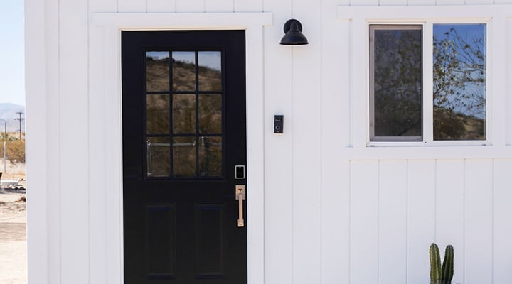 Una puerta con ventana