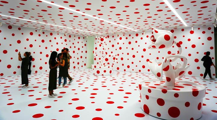 Un grupo de personas delante de una tarta