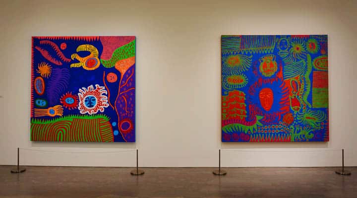 Un cuadro colgado en la pared