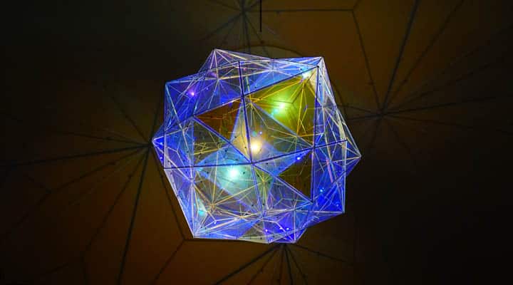 Un paraguas se lit por la noche