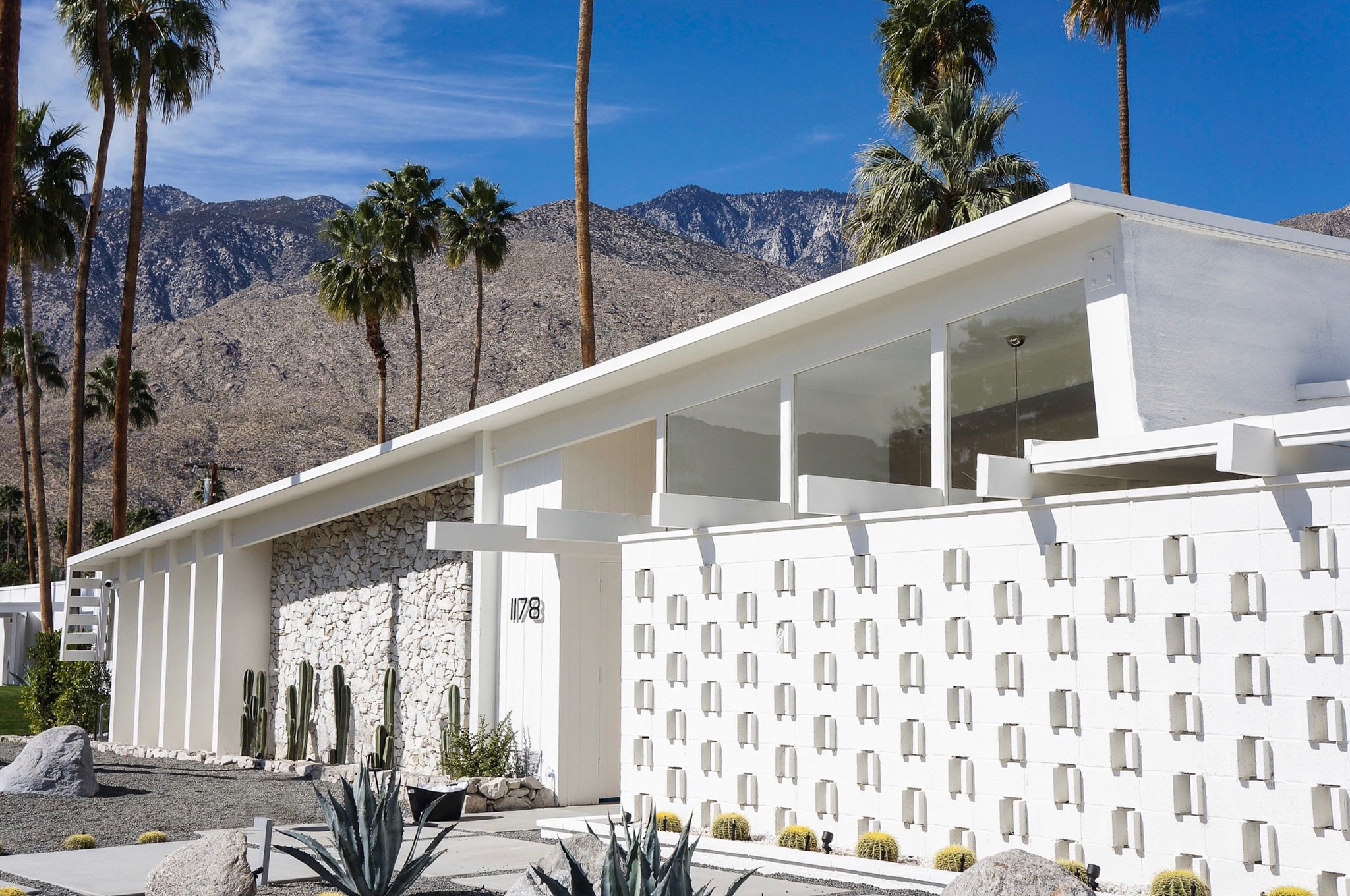 Un grupo de personas frente a un edificio