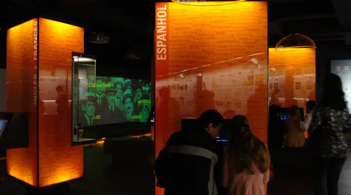 Museu_da_Li__ngua_Portuguesa A group of people standing in front of a television