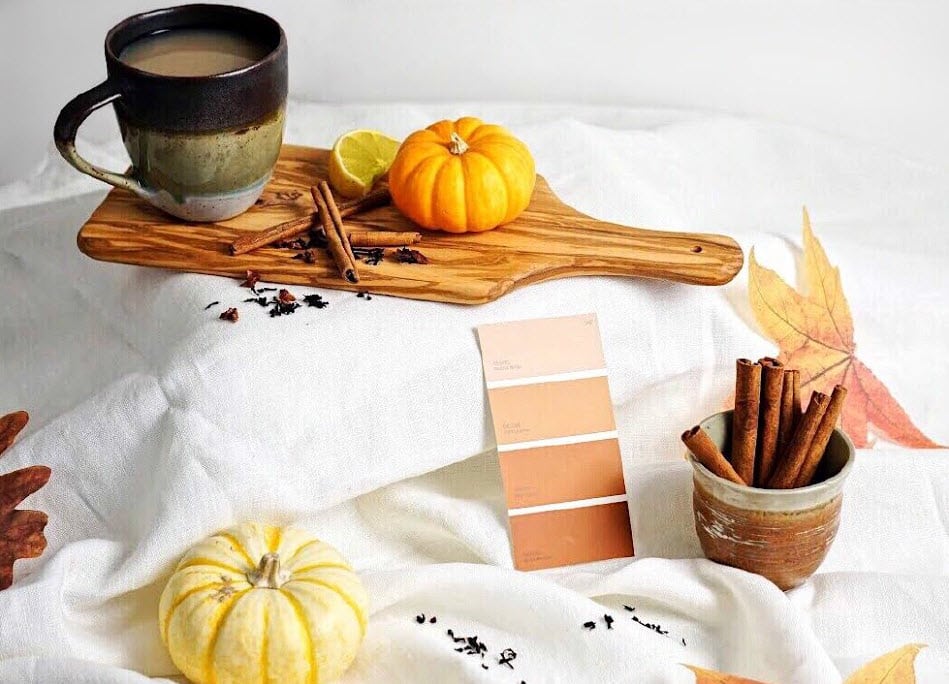 Una taza de café sobre una mesa