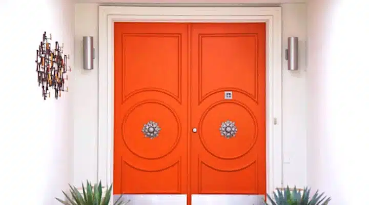 Orange-Door Primer plano de una puerta