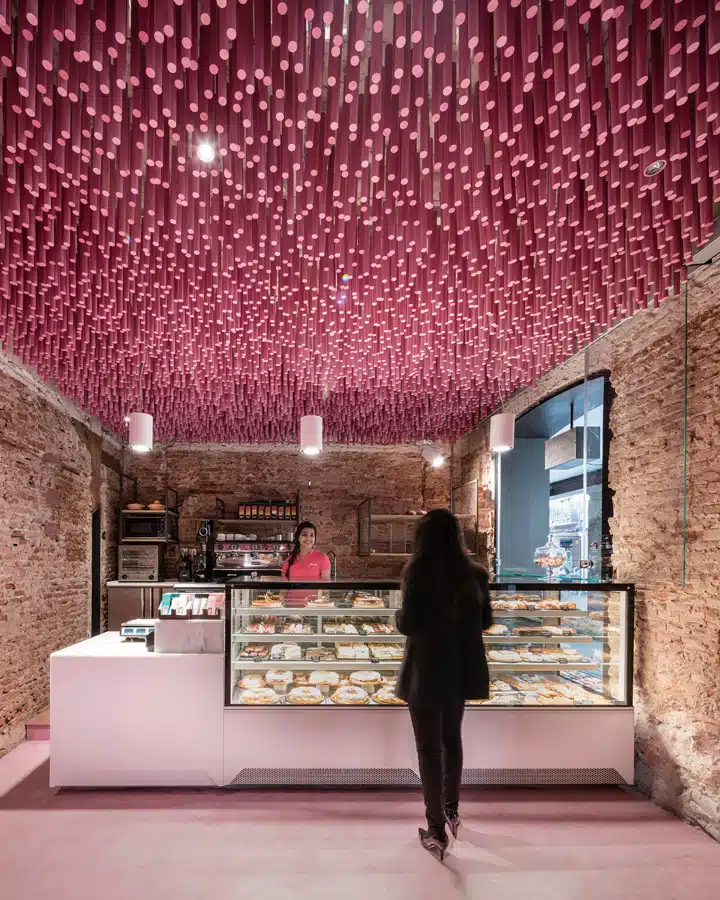 PORTADA_151217_fast_alcala_001 A person standing in front of a building