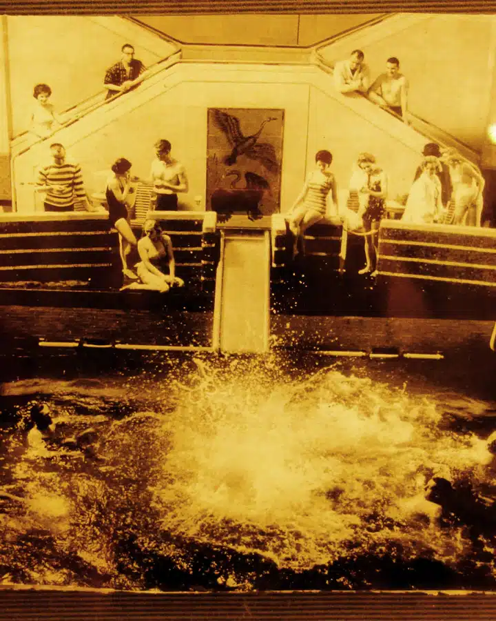 Pool-Photograph Un grupo de personas sentadas alrededor de una hoguera