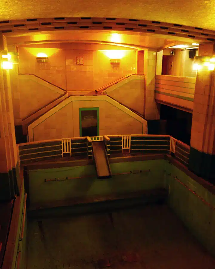 Pool Una habitación lit up