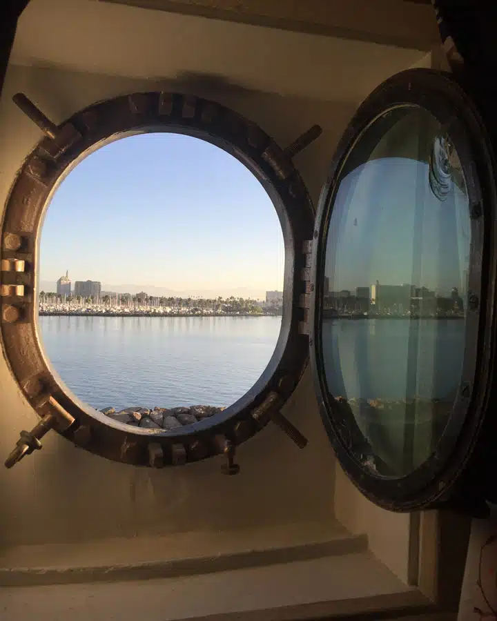 El reflejo de un espejo posando para la cámara