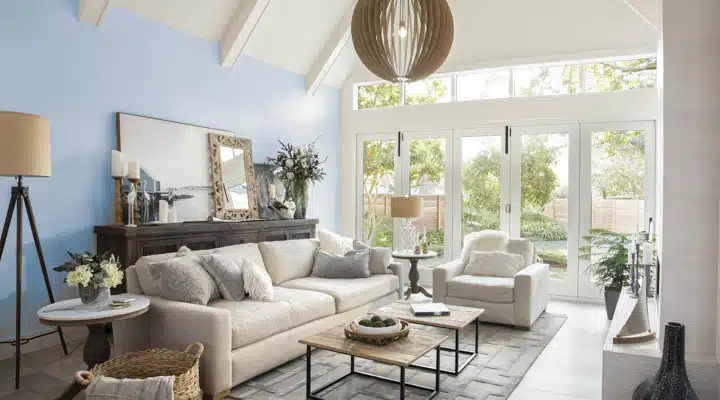 Print_360296862_CMYK_300dpi-720x400 A living room filled with furniture and a large window